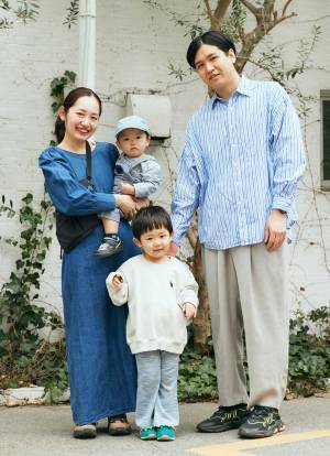 スニーカーコーデで公園へ！ブルーでリンクしたおしゃれファミリー♪ | HugMug