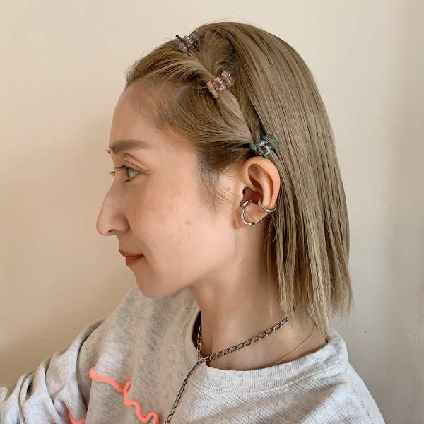 雨や暑さでも崩れない！【3coins】ヘアアクセを使った簡単ヘアアレンジ4選 | HugMug - 親子で楽しむファッションやライフスタイル情報を届けるママメディア