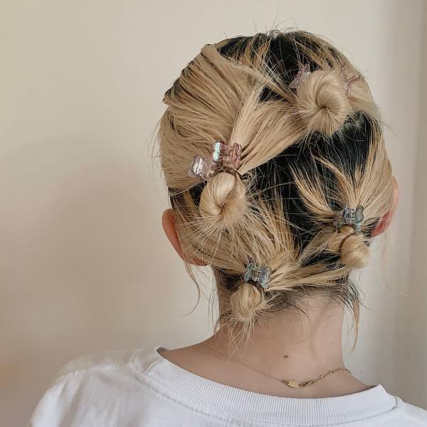 雨や暑さでも崩れない！【3coins】ヘアアクセを使った簡単ヘアアレンジ4選 | HugMug - 親子で楽しむファッションやライフスタイル情報を届けるママメディア