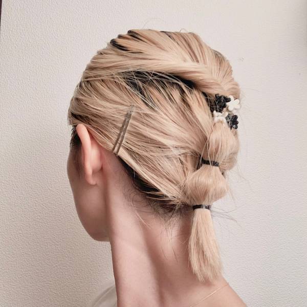 雨や暑さでも崩れない！【3coins】ヘアアクセを使った簡単ヘアアレンジ4選 | HugMug - 親子で楽しむファッションやライフスタイル情報を届けるママメディア