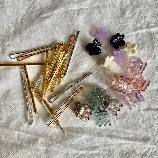 雨や暑さでも崩れない！【3coins】ヘアアクセを使った簡単ヘアアレンジ4選 | HugMug - 親子で楽しむファッションやライフスタイル情報を届けるママメディア