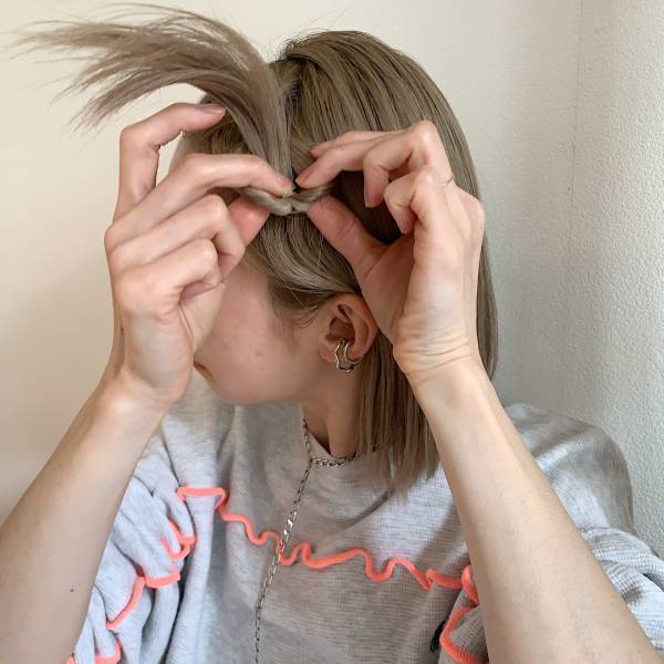 雨や暑さでも崩れない！【3coins】ヘアアクセを使った簡単ヘアアレンジ4選 | HugMug - 親子で楽しむファッションやライフスタイル情報を届けるママメディア