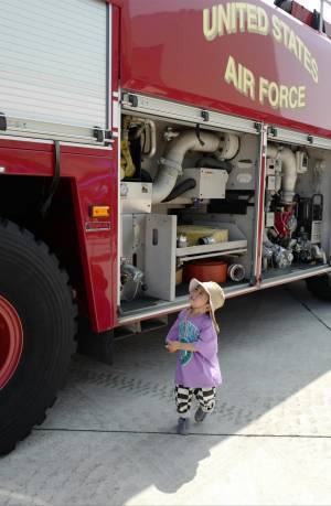 「嘉手納基地アメリカフェスタに参戦！」武智志穂の沖縄でのんびり双子育児 Vol.33 | HugMug