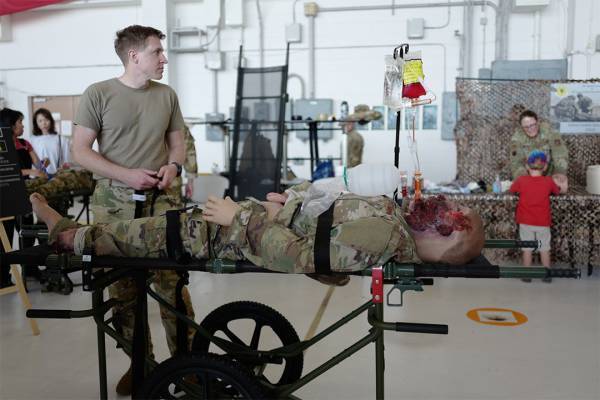 「嘉手納基地アメリカフェスタに参戦！」武智志穂の沖縄でのんびり双子育児 Vol.33 | HugMug