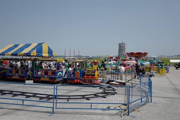 「嘉手納基地アメリカフェスタに参戦！」武智志穂の沖縄でのんびり双子育児 Vol.33 | HugMug