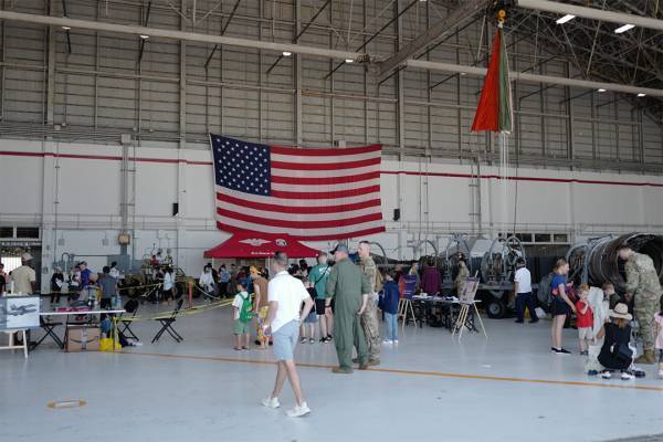 「嘉手納基地アメリカフェスタに参戦！」武智志穂の沖縄でのんびり双子育児 Vol.33 | HugMug