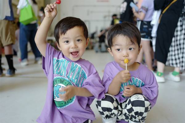 「嘉手納基地アメリカフェスタに参戦！」武智志穂の沖縄でのんびり双子育児 Vol.33 | HugMug