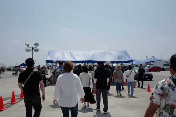 「嘉手納基地アメリカフェスタに参戦！」武智志穂の沖縄でのんびり双子育児 Vol.33 | HugMug