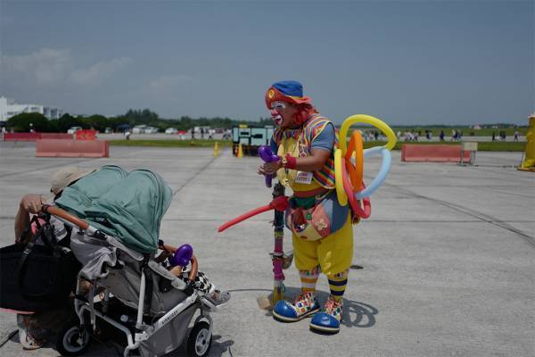 「嘉手納基地アメリカフェスタに参戦！」武智志穂の沖縄でのんびり双子育児 Vol.33 | HugMug