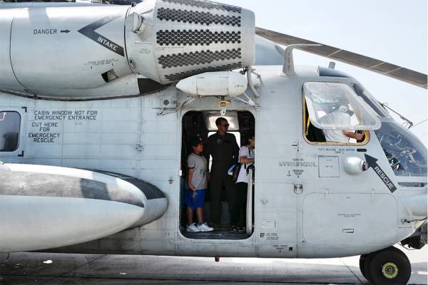 「嘉手納基地アメリカフェスタに参戦！」武智志穂の沖縄でのんびり双子育児 Vol.33 | HugMug