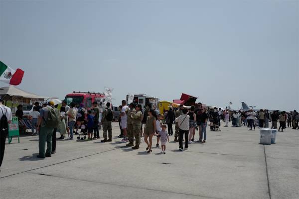 「嘉手納基地アメリカフェスタに参戦！」武智志穂の沖縄でのんびり双子育児 Vol.33 | HugMug