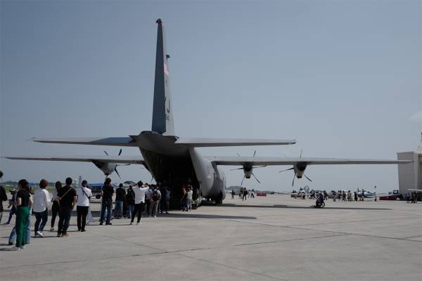 「嘉手納基地アメリカフェスタに参戦！」武智志穂の沖縄でのんびり双子育児 Vol.33 | HugMug