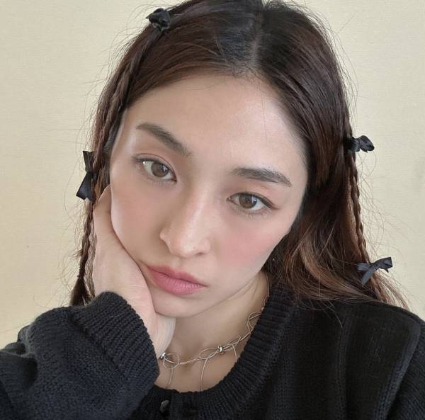 梅雨時期のうねり・広がりにおすすめ！ヘアアレンジ&ヘアケアアイテム | HugMug - 親子で楽しむファッションやライフスタイル情報を届けるママメディア