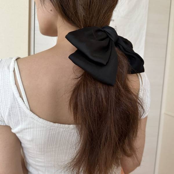 梅雨時期のうねり・広がりにおすすめ！ヘアアレンジ&ヘアケアアイテム | HugMug - 親子で楽しむファッションやライフスタイル情報を届けるママメディア