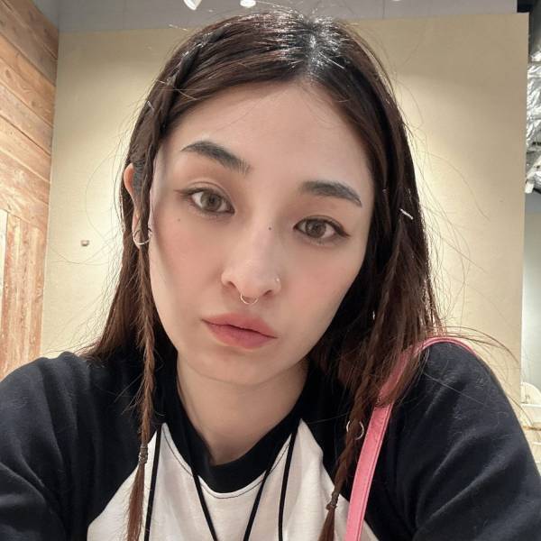 梅雨時期のうねり・広がりにおすすめ！ヘアアレンジ&ヘアケアアイテム | HugMug - 親子で楽しむファッションやライフスタイル情報を届けるママメディア