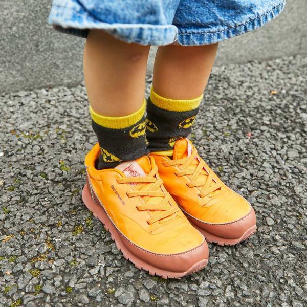 公園にも行けちゃうスニーカーコーデ！ キッズはオーバーオールでなかよしリンクに♪ | HugMug