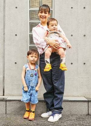 公園にも行けちゃうスニーカーコーデ！ キッズはオーバーオールでなかよしリンクに♪ | HugMug