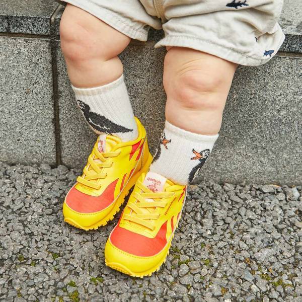 公園にも行けちゃうスニーカーコーデ！ キッズはオーバーオールでなかよしリンクに♪ | HugMug