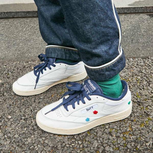 公園にも行けちゃうスニーカーコーデ！ キッズはオーバーオールでなかよしリンクに♪ | HugMug