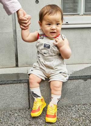 公園にも行けちゃうスニーカーコーデ！ キッズはオーバーオールでなかよしリンクに♪ | HugMug