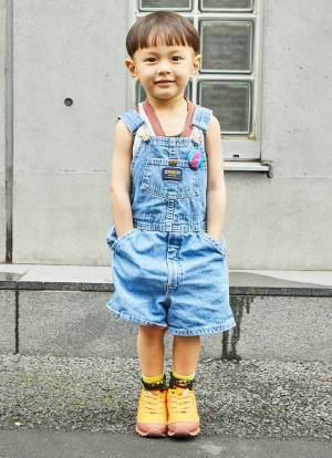 公園にも行けちゃうスニーカーコーデ！ キッズはオーバーオールでなかよしリンクに♪ | HugMug