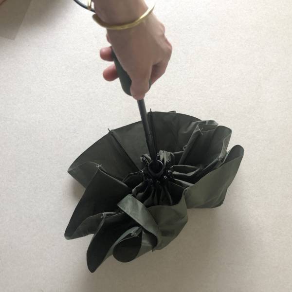 ダイソー発【standardproducts】おもしろワンタッチ機能付き折りたたみ傘 | HugMug