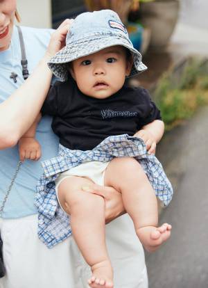 『GU』のパラシュートパンツが超優秀！ 高見え間違いなしのアイテムは必見♡ | HugMug - 親子で楽しむファッションやライフスタイル情報を届けるママメディア