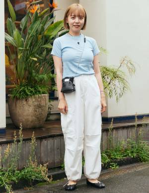 『GU』のパラシュートパンツが超優秀！ 高見え間違いなしのアイテムは必見♡ | HugMug - 親子で楽しむファッションやライフスタイル情報を届けるママメディア