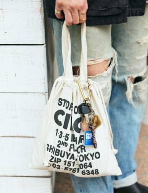 『ユニクロ』のボーダートップスが超優秀！ 古着デニムと合わせておしゃれ度アップ♪ | HugMug - 親子で楽しむファッションやライフスタイル情報を届けるママメディア