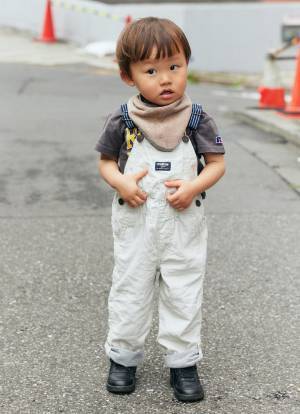 公園にも行けちゃうおしゃれなファミリーコーデ！モノトーン×パープルで仲良しリンク♡ | HugMug - 親子で楽しむファッションやライフスタイル情報を届けるママメディア