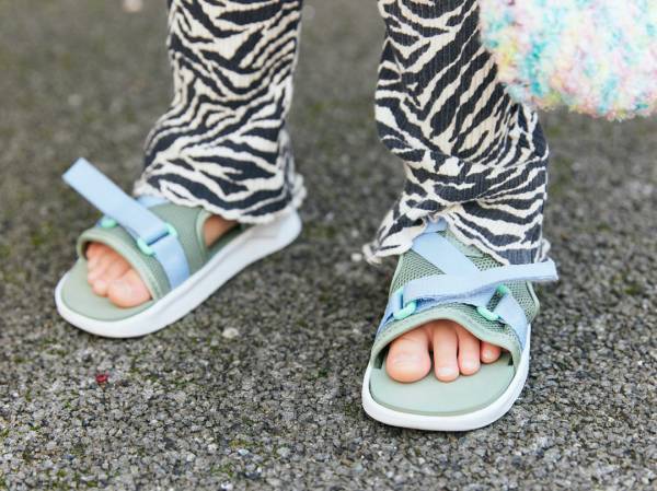 『ZARA』のキッズパンツがめちゃかわ♡アウトドアにも行けちゃうおしゃれな夏コーデ！ | HugMug - 親子で楽しむファッションやライフスタイル情報を届けるママメディア