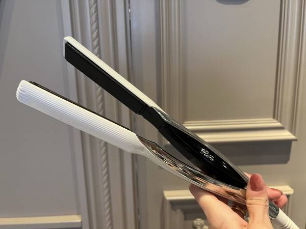 美容師が見つけた最強コンビ！雨に負けないヘアセットはRefaヘアアイロンとロックオイル | HugMug - 親子で楽しむファッションやライフスタイル情報を届けるママメディア