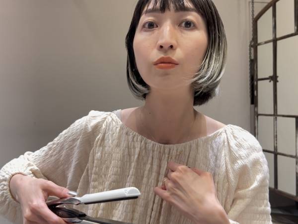 美容師が見つけた最強コンビ！雨に負けないヘアセットはRefaヘアアイロンとロックオイル | HugMug - 親子で楽しむファッションやライフスタイル情報を届けるママメディア
