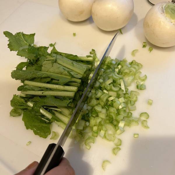 簡単すぎない？絶対おすすめ！カブの葉を使った「作り置き」レシピをお紹介♪ | HugMug - 親子で楽しむファッションやライフスタイル情報を届けるママメディア