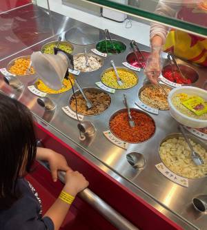 よみうりランドのフードファクトリーで【オリジナル日清U.F.O.焼そば】作りを体験！ | HugMug - 親子で楽しむファッションやライフスタイル情報を届けるママメディア