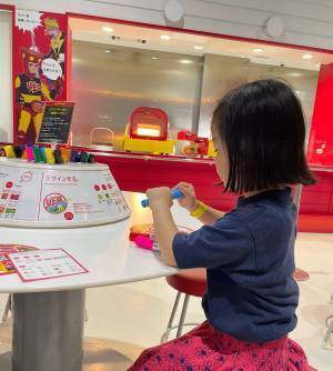 よみうりランドのフードファクトリーで【オリジナル日清U.F.O.焼そば】作りを体験！ | HugMug - 親子で楽しむファッションやライフスタイル情報を届けるママメディア