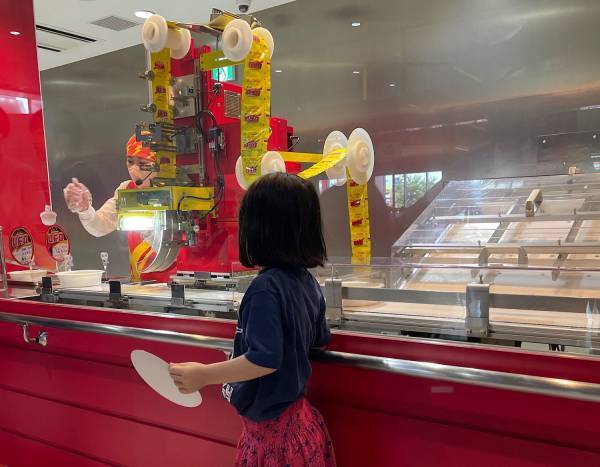 よみうりランドのフードファクトリーで【オリジナル日清U.F.O.焼そば】作りを体験！ | HugMug - 親子で楽しむファッションやライフスタイル情報を届けるママメディア