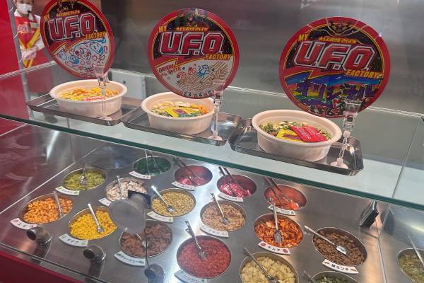 よみうりランドのフードファクトリーで【オリジナル日清U.F.O.焼そば】作りを体験！ | HugMug - 親子で楽しむファッションやライフスタイル情報を届けるママメディア