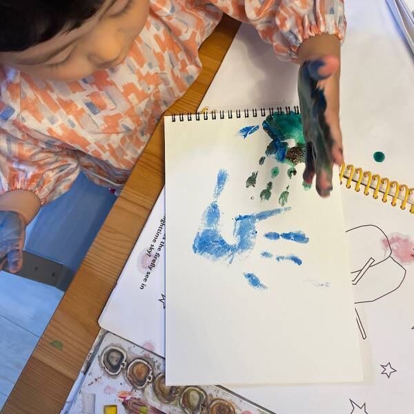 アート•知育•体感を育む！4歳児におすすめおうち遊び3選 | HugMug - 親子で楽しむファッションやライフスタイル情報を届けるママメディア