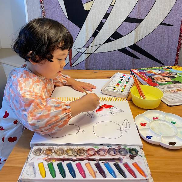 アート•知育•体感を育む！4歳児におすすめおうち遊び3選 | HugMug - 親子で楽しむファッションやライフスタイル情報を届けるママメディア