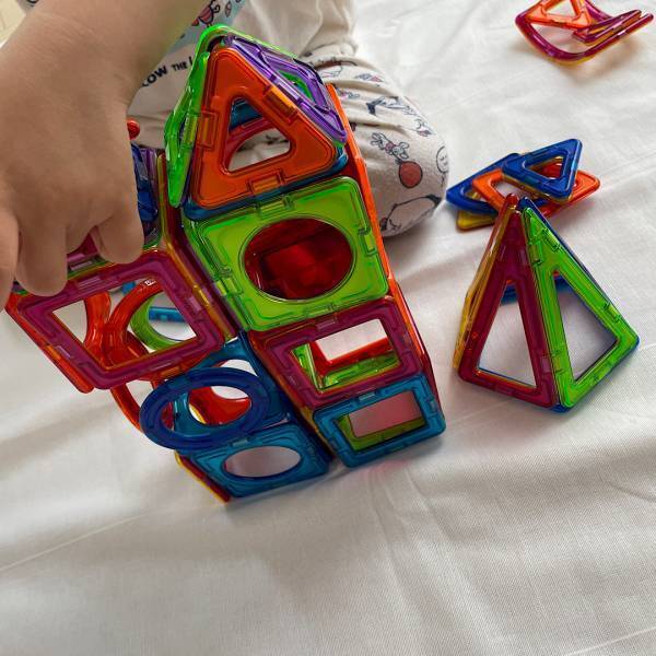 アート•知育•体感を育む！4歳児におすすめおうち遊び3選 | HugMug - 親子で楽しむファッションやライフスタイル情報を届けるママメディア