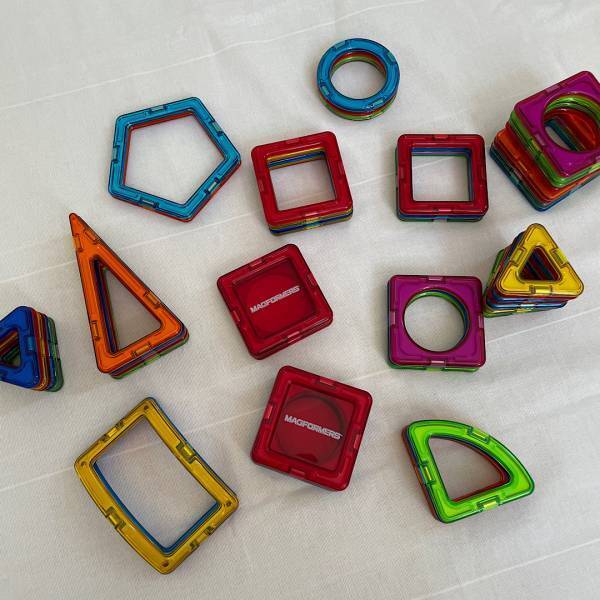 アート•知育•体感を育む！4歳児におすすめおうち遊び3選 | HugMug - 親子で楽しむファッションやライフスタイル情報を届けるママメディア