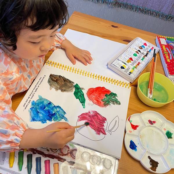 アート•知育•体感を育む！4歳児におすすめおうち遊び3選 | HugMug - 親子で楽しむファッションやライフスタイル情報を届けるママメディア