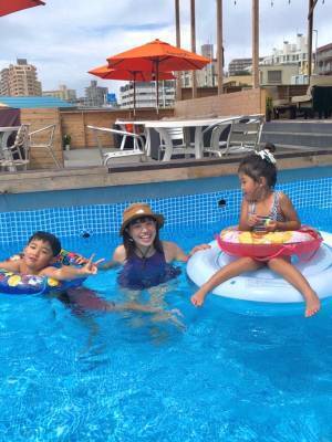 海の家にプール？！小さい子がいても安心して遊べるビーチは「oriental resort in湘南」！ | HugMug - 親子で楽しむファッションやライフスタイル情報を届けるママメディア