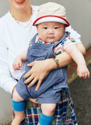 『ユニクロ』上手なおしゃれ親子！ ブルー×レッドでカラーリンク♡ | HugMug