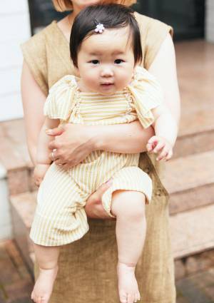 『ザラ』を使ったベビーコーデがめちゃかわ♡ 淡カラーで統一感アップ！ | HugMug - 親子で楽しむファッションやライフスタイル情報を届けるママメディア