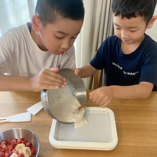 3COINSのアイスプレートで、子どもと簡単ひんやりスイーツ作り！ | HugMug - 親子で楽しむファッションやライフスタイル情報を届けるママメディア