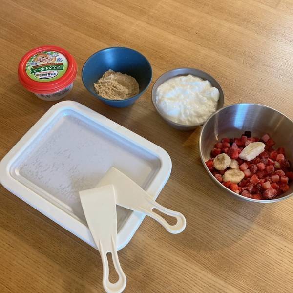 3COINSのアイスプレートで、子どもと簡単ひんやりスイーツ作り！ | HugMug - 親子で楽しむファッションやライフスタイル情報を届けるママメディア