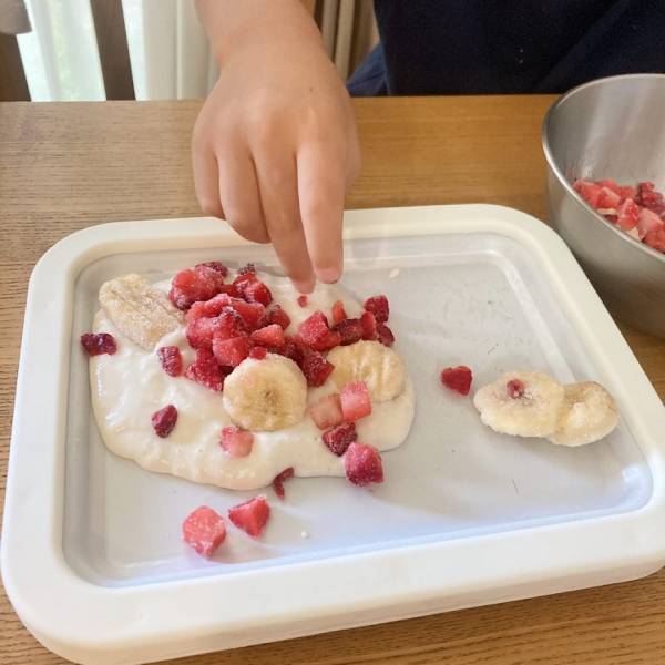 3COINSのアイスプレートで、子どもと簡単ひんやりスイーツ作り！ | HugMug - 親子で楽しむファッションやライフスタイル情報を届けるママメディア