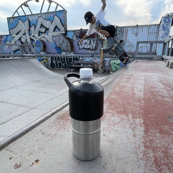 ペットボトルが1日冷たい！ニトリのペットボトルホルダーが水筒より楽ちんで便利♪ | HugMug - 親子で楽しむファッションやライフスタイル情報を届けるママメディア